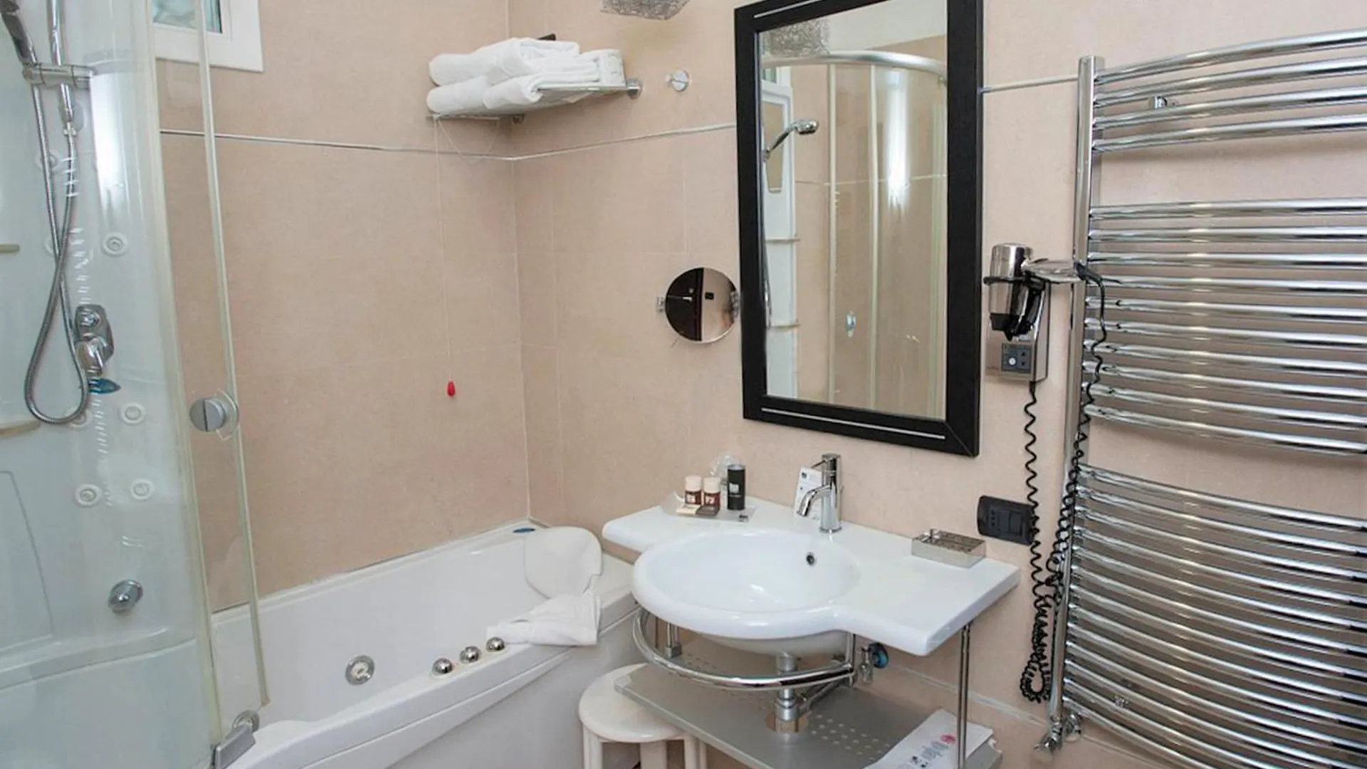 Ahr Baja Hotel & Spa Cannigione 4*,